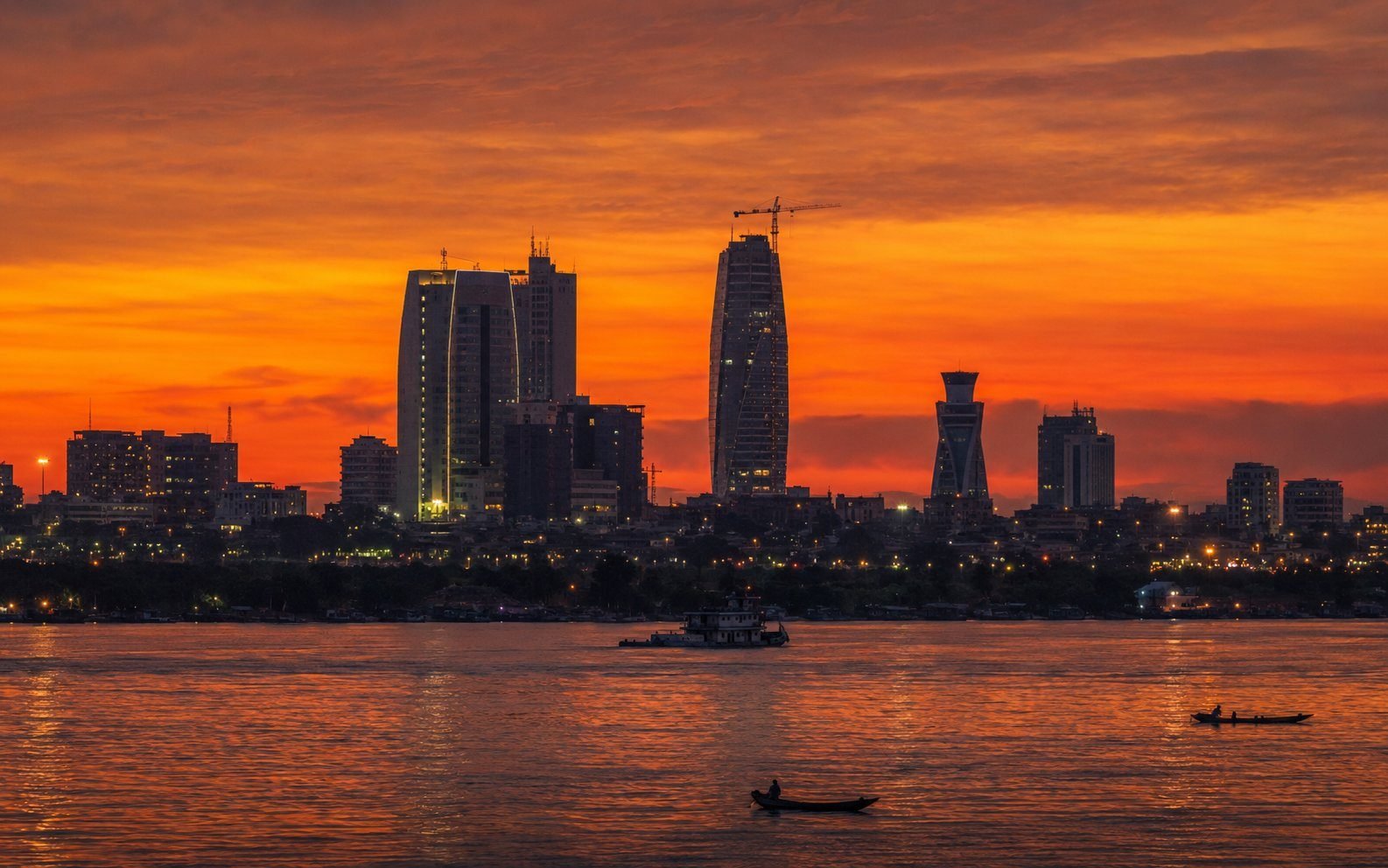 Skyline de Brazzaville au coucher de soleil