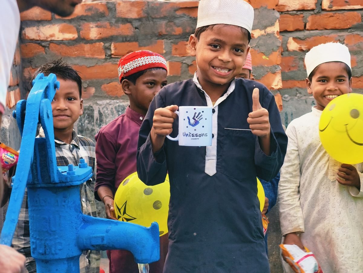 Enfants bénéficiaires au Népal avec mug Unissons